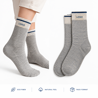 Chaussettes en fibre écologique recyclée gris anthracite pour le sport, avec logo sur le revers, texture naturelle, ajustement parfait, production en vrac, évaluation des illustrations, classification des tailles
