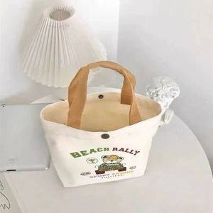 Sac fourre-tout en toile à motif de dessin animé mignon avec fermeture à fermoir, portable et réutilisable, idéal pour le déjeuner d'été, les étudiants, le bureau, les pique-niques et le rangement quotidien - Product Image 4