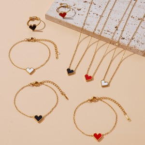 Conjunto de Joyería con Incrustaciones de Concha en Forma de Corazón |   Cadena y Pulsera Minimalistas de Acero Inoxidable con Baño de Oro PVD de 18K y Colores Vibrantes - Product Image 1