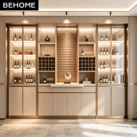 Meuble à vin de luxe sur mesure en bois foncé avec garniture dorée, vitrine en verre à grille et éclairage LED pour villa, hôtel, appartement, bar à domicile
