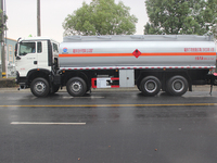 Nouveau camion-citerne diesel fiable HOWO 24 700 L 8x4 de type FL avec moteur de 350 CV pour le transport de pétrole