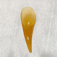 Cuillère de massage Gua Sha en résine ambre en forme de corne de bœuf, outil de grattage des méridiens du dos, du cou et des jambes pour la thérapie spa, vente en gros personnalisée