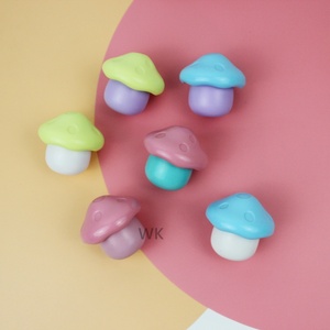 Tùy Chỉnh Nấm Hình Rỗng Lip Gloss Jar 5G Mỹ Phẩm Lip Balm Bao Bì Hộp Độc Đáo Lip Men Container Với Bàn Chải - Product Image 1