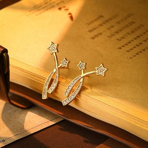 Boucles d'oreilles clous de luxe pour femme, micro-incrustées de zirconiums, nouvelle collection, aiguille en argent S925, style pentagramme lumineux, accessoires d'oreille doux effet météore - Product Image 5