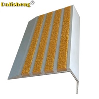 Profilé de protection antidérapant moderne en carborundum pour marches d'escalier, rampes en ciment et protecteurs en PRF (fibre de verre)