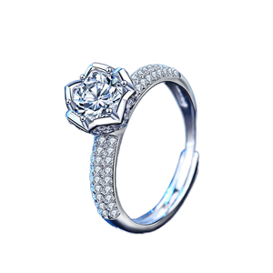 Anillo de Compromiso de Plata de Ley 925 con Diseño de Flor y Engaste de Puntas, con Moissanita de 1.0 Quilates - Product Image 1