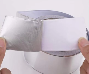 شريط لاصق من رقائق الألومنيوم للتدفئة والتهوية وتكييف الهواء (HVAC) مع غراء مذيب وورق حماية، لاصق صناعي لختم مجاري التبريد والألومنيوم. - Product Image 1