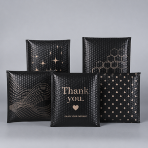 Sobres acolchados de polietileno negro mate con impresión de patrón dorado para envíos de ropa, teléfonos, ropa interior y embalaje. - Product Image 1