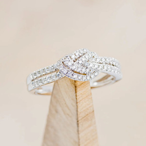 Set di Anelli Q957 con Fiocco e Diamanti, Taglio Brillante Rotondo, Montatura a Canale, Gioielli Romantici da Donna per Fidanzamento - Product Image 1