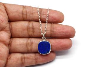 Collier de fiançailles et de mariage minimaliste en argent sterling 925 plaqué rhodium avec pierre précieuse lapis-lazuli taille coussin de 12 mm et chaînes superposées - Product Image 6