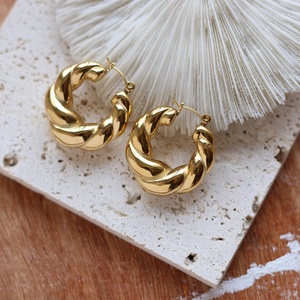 Boucles d'oreilles créoles hypoallergéniques en acier inoxydable torsadé doré, style croissant, épaisses et tendance - Product Image 2