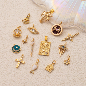 Boutique de Zirconia de Lujo |   Colgante Pavé CZ con Baño de Oro de 18K y Dije de Latón |   Colgantes de Herradura, Balón de Fútbol, <span class=keywords><strong>Corazón</strong></span> de Bota, Hueso de la Suerte y Hongo - Product Image 5