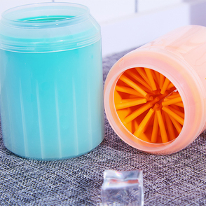 Taza de lavado de pies de mascotas, cepillo de limpieza de pies de perro portátil desmontable, garra de gato, limpiador de patas de botella, venta al por mayor, novedad de <span class=keywords><strong>2022</strong></span> - Product Image 3