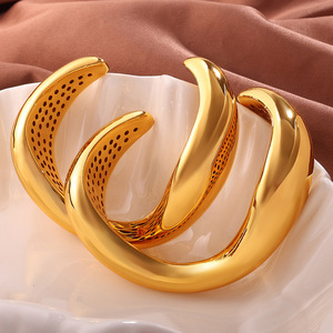 Brazalete Abierto de Aleación de Zinc con Diseño Hueco Dorado Retro Europeo Americano de Gran Tamaño para Fiesta, Joyería para Mujer - Product Image 1
