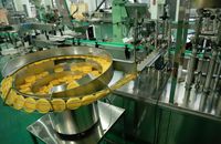 Machine de bouchage automatique de bouteilles en verre avec contrôle PLC pour l'emballage alimentaire, des boissons, des produits chimiques et des vêtements à grande vitesse