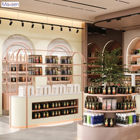 Vitrine de présentation moderne et écologique à LED pour salon de beauté, étagères murales encastrées en arc pour les magasins de cosmétiques des centres commerciaux