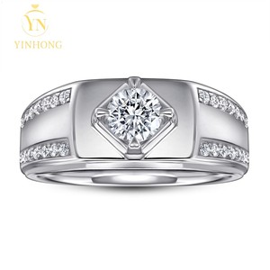 Anillo de Hombre con Moissanita Redonda Chapado en Oro de 14K, Banda de Cuatro Puntas con Piedras Laterales para Boda o Compromiso - Product Image 3