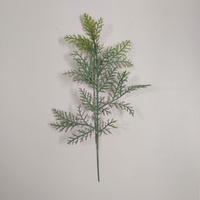 Vente en gros de branches de pin artificielles en plastique style multiple plantes vertes aiguilles de pin artificielles Noël pour la décoration de la maison