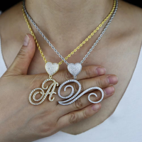 Prix d'usine Collier Hip Hop Iced Out avec pendentif en laiton plaqué or, forme cœur et lettre cursive A-Z, serti de zircone cubique, pour cadeau