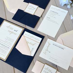 Invitation de mariage personnalisée élégante en bleu marine avec pochette pliée et enveloppe à bande rose - Product Image 6