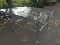 Plateforme de scène mobile en aluminium et verre acrylique, utilisable en plusieurs contextes pour piscine, mariage, spectacle de danse, événements