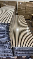 Panneaux muraux acoustiques en bois décoratifs en MDF à lattes incurvées, insonorisés pour une utilisation commerciale intérieure dans les salles de sport, les hôtels