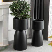 Pot Tanaman Fiberglass Besar Abu-Abu Tua Matte Berbingkai Tebal dengan Lubang Drainase untuk Tanaman Indoor Outdoor