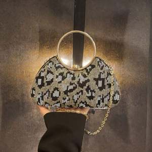 Bolso de mano de noche para mujer, pequeño, de satén floral, con correa desmontable, para bodas, fiestas y graduaciones. - Product Image 3