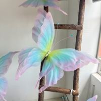 Grandes fleurs en papier avec papillon en organza irisé, décorations florales pour mariage, vitrine de centre commercial, toile de fond pour photomaton