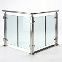 Rampe de balcon, installation de balustrade de terrasse extérieure, garde-corps en verre, balustrade d'escalier, hôtel, immeuble de bureaux