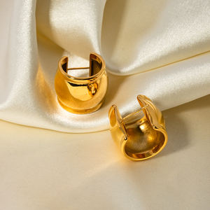 أقراط J&D Jewelry مطلية بالذهب عيار 18 قيراط من الفولاذ المقاوم للصدأ كبيرة وعريضة حلق <span class=keywords><strong>CC</strong></span> للنساء - Product Image 4