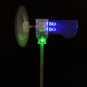 Mini modèle d'éolienne avec lumière LED bleu-vert, jouet scientifique éducatif pour enfants de 4 à 6 ans, kit en plastique à commande manuelle - Product Image 2