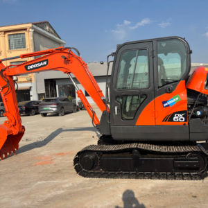 Mini pelle Doosan DX60 d'occasion de qualité supérieure Roulement d'engrenage moteur de 6 tonnes Design compact Excellent état pour la construction urbaine - Product Image 1