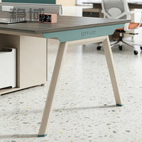 Bureau de travail moderne et simple pour employés, avec écran, casier et cloison, poste informatique pour employés