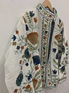 Manteau Bohème en Velours Blanc Brodé à la Main Style Suzani, Veste Chaude Ouzbek, Idéal pour Festival Folklorique, Cadeau pour Elle, Inde - Product Image 4