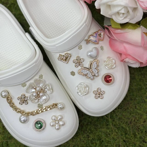 Charmes décoratifs en <span class=keywords><strong>plastique</strong></span> pour chaussures, perles, fleurs, papillons, accessoires en strass, 2,5-5 cm - Product Image 1