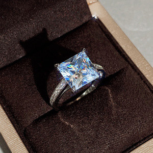 Anello scintillante con taglio quadrato per donna, elegante gioiello da dito alla moda - Product Image 3