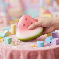 Jouet Squishy Pastèque en PU - Texture Douce et Glacée - Rebond Lent - Anti-Stress - Amusant à Presser - Relaxation pour Enfants de 5 à 7 Ans