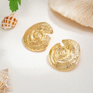 ต่างหูโลหะทรงเกลียวแบบวินเทจ พื้นผิวไม่เรียบ สำหรับผู้หญิง สไตล์คลาสสิก เหมาะสำหรับใส่ทุกวัน เครื่องประดับแฟชั่น - Product Image 3