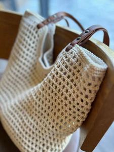 Sac de plage en coton tissé grande capacité pour femme, style décontracté, à bandoulière, nouveau modèle ajouré en maille, idéal pour les vacances en bord de mer - Product Image 2