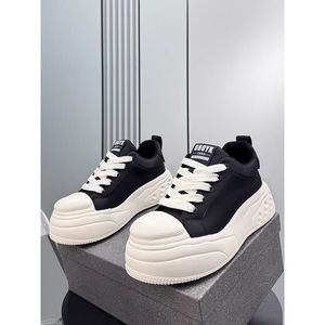 Vente en gros et au détail à l'étranger de baskets blanches super populaires, de baskets de marque tendance, et de baskets à talon invisible du fabricant. - Product Image 5