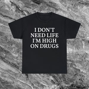 T-shirt 'Non ho bisogno della vita, sono drogato' - Maglietta divertente e sarcastica con meme, abbigliamento da rave - Product Image 1