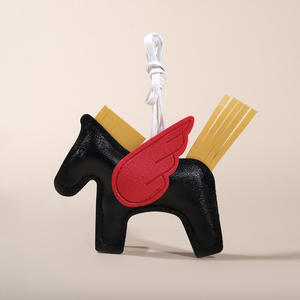 Colgante de Poni de Estilo Moderno y Creativo, Accesorio de Cuero para Interior de Auto, Colgante Acolchado Hecho a Mano en Varios Colores, Pequeño Regalo - Product Image 1