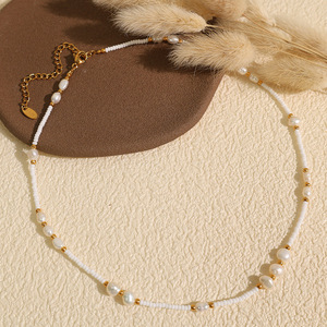 สร้อยคอทองประดับมุกน้ำจืด สร้อยคอประดับมุกสำหรับผู้หญิง งานปาร์ตี้ สไตล์เรียบหรู มุกเลียนแบบ - Product Image 3