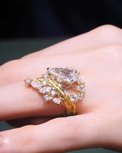 Anillo de Compromiso Clásico con Diamante Cultivado en Laboratorio de 2 Quilates en Forma de Pera, Certificado IGI, Oro Amarillo de 14K, Diseño Floral, APRICOT JEWELS - Product Image 3