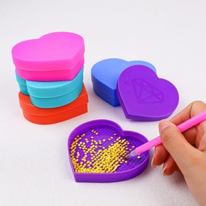 Oleeya – Lot de 3 plateaux en plastique colorés en forme de cœur pour la création de bijoux en strass et le nail art - Product Image 6