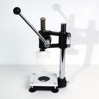 Die Neue Generation der Kunststoff-Dosenverschließmaschine Ist Einfach zu Bedienen und Drückt Deckel auf Getränkeflaschen.