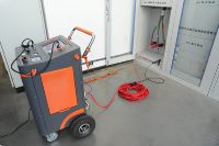 Detector profesional de fallas en cables con carro de transporte, generador de sobretensiones 2048J y probador multiimpulso para detección de fallas en cables de alimentación en campo.