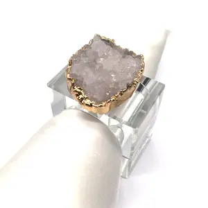 Fantaisie naturel cristal transparent jante or quartz agate géode anneau de serviette pour la table de mariage accessoires