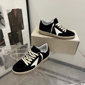 Zapatillas de Diseño de Piel Genuina de Ganso Blanco Antideslizantes y Cómodas, Estilo Skateboard, Doradas con Efecto Desgastado - Product Image 2